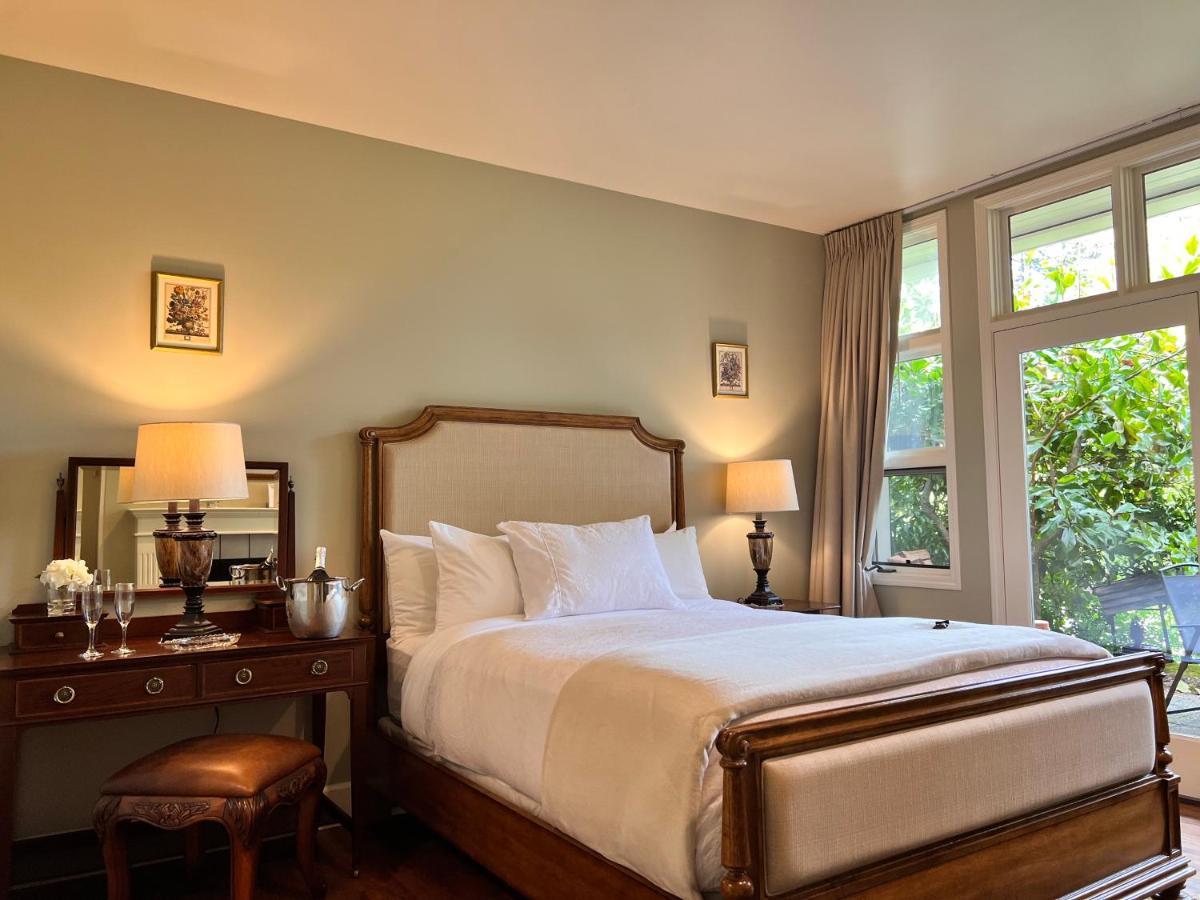 Hotel Woodstone Manor Inc. à Sturdies Bay Extérieur photo